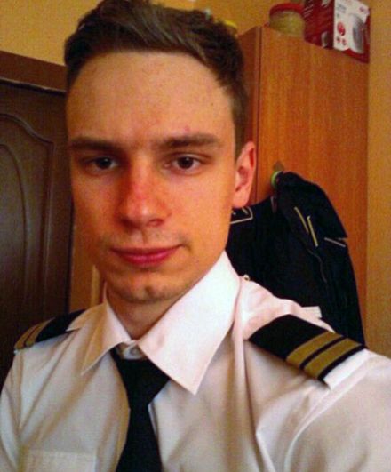 Второй пилот Георгий Мурзин. В 2017 году он окончил Санкт-Петербургский государственный университет гражданской авиации. На работу в авиакомпании был принят в 2018 году. Общий налет составляет более 600 часов.
