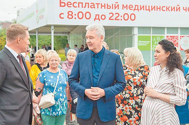 Сергей Собянин на встрече с пациентами и врачами павильона здоровья в Митинском парке.