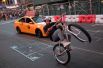 Молодой мужчина едет на велосипеде по Таймс-сквер в Нью-Йорке.