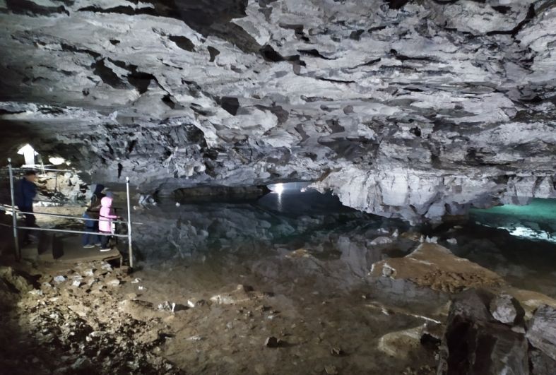 В пещере 70 озёр. Местами глубина воды составляет пять метров, хотя визуально кажется, что неглубоко. Но прозрачная вода, словно линза, визуально уменьшает глубину. Вода в подземных озёрах чистая и прозрачная, но невкусная, потому что очень жёсткая. В озёрах водятся рачки - Крангониксы Хлебникова.