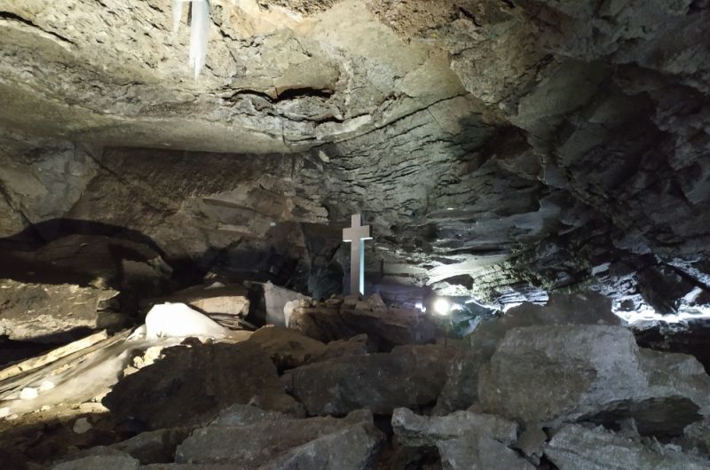 По указу Петра I в 1703 году Кунгурскую пещеру исследовал легендарный Семён Ремезов. С сыном они составили первую карту пещеры. Они также обнаружили столбы, подпиравшие своды, кресты на камнях, икону. Это легло в основу легенды, что здесь жили отшельники.