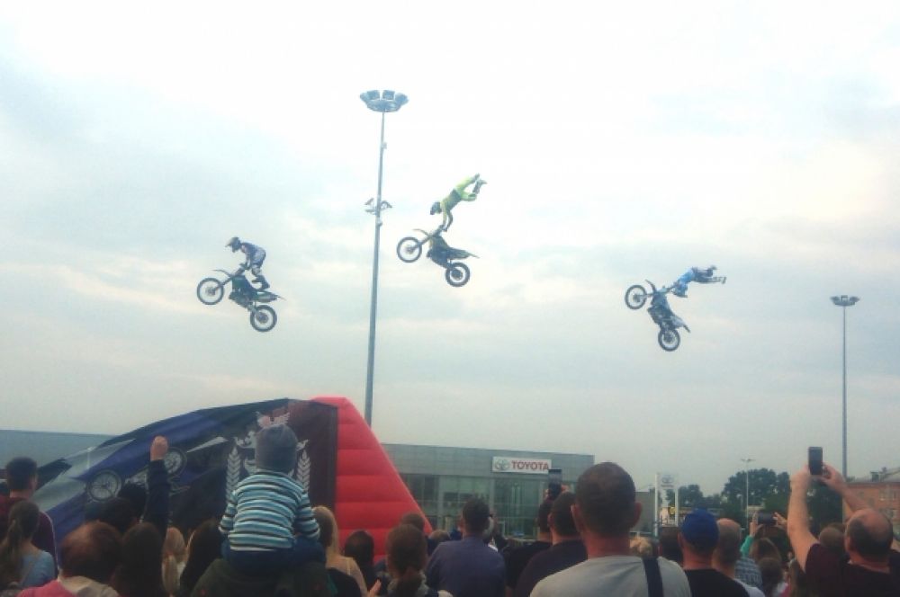 Фристайл-шоу на мотоциклах показала команда FMX-TEAM FERZ – это тройка профессиональных спортсменов, многократных призёров российских и международных соревнований.