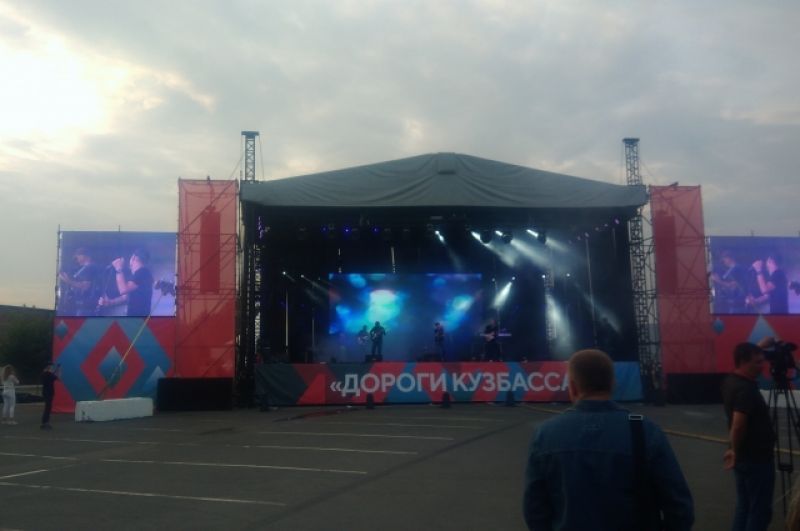 На фестивале выступили местные музыканты и приглашённые рок-группы Оркестр «Рви меха» (г. Новосибирск) и «Руслан VEGA» (г. Москва). Завершили открытие автодороги файер-шоу и фейерверк.