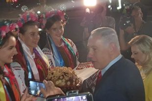 Кинула хлеб на землю: жена премьера Израиля Нетаньяху попала в международный скандал в Киеве
