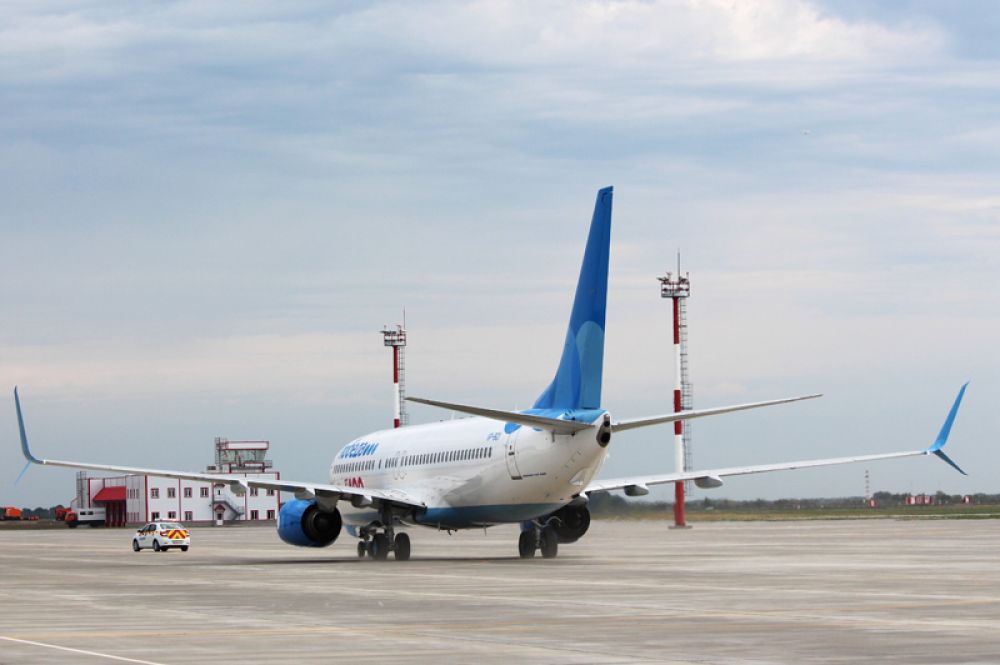 Самолет Boeing 737-800, приземлившийся в международном аэропорту Гагарин в Саратовской области.