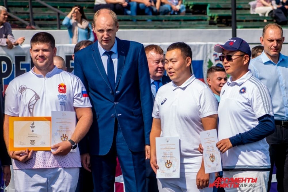 Также часть спортсменов и их руководителей наградили за спортивные успехи и вклад в развитие стрельбы из лука в России.