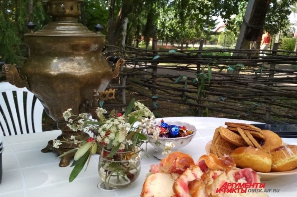 В конце прогулки нас ждал вкусный травяной чай с яблочным пирогом, вареньем конфетами.