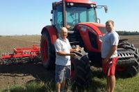 Новый фермерский трактор оказался семье Романенко и по карману, и по душе.