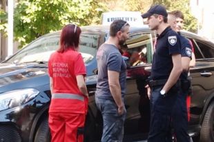 В центре Киева водитель уснул на дороге: полиция не могла его разбудить