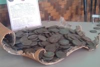 Монеты в музее хранятся на бересте.