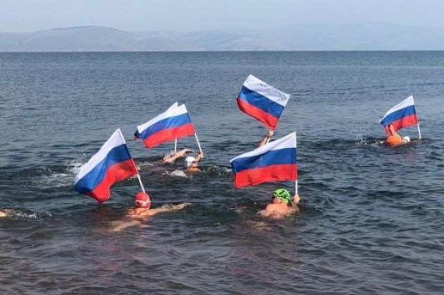Свой заплыв спортсмены посвятили празднованию Дня государственного флага России
