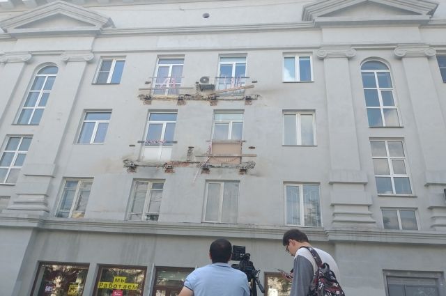 В доме по пр. Ленина, 61 начался снос балконов с лицевой стороны дома.