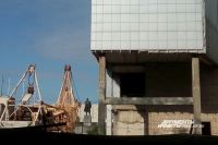 Идет демонтаж внутренних конструкций.