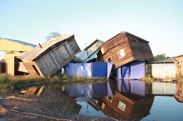 Разрушенные паводком дома в городе Тулун в Иркутской области.
