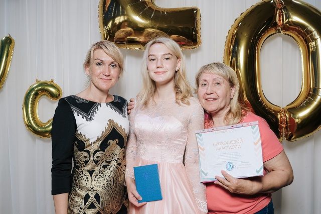 Анастасия на выпускном с мамой Натальей и бабушкой Ниной.