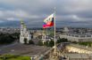 Президентский штандарт на куполе сенатского дворца в Московском Кремле.