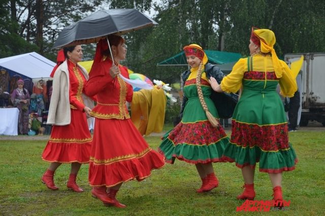 Несмотря на дождь, гости фестиваля участвовали в мастер-классах, танцевали и водили хороводы.