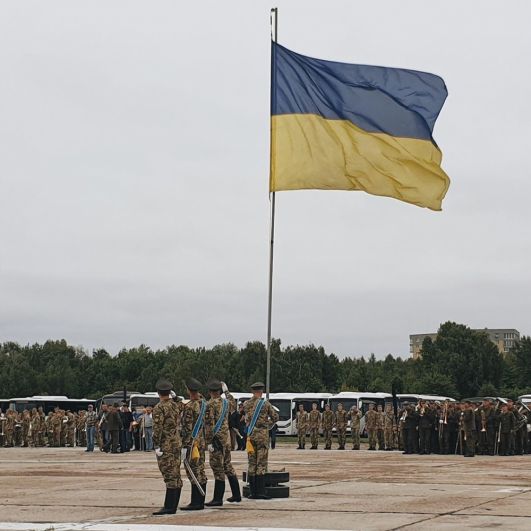 Торжественная церемония поднятия флага и мероприятий, связанных с этой традицией. Помимо этой традиции, во время церемонии также прозвучат 100 ударов колоколом - в память о погибших героях на Донбассе и Небесной сотни.