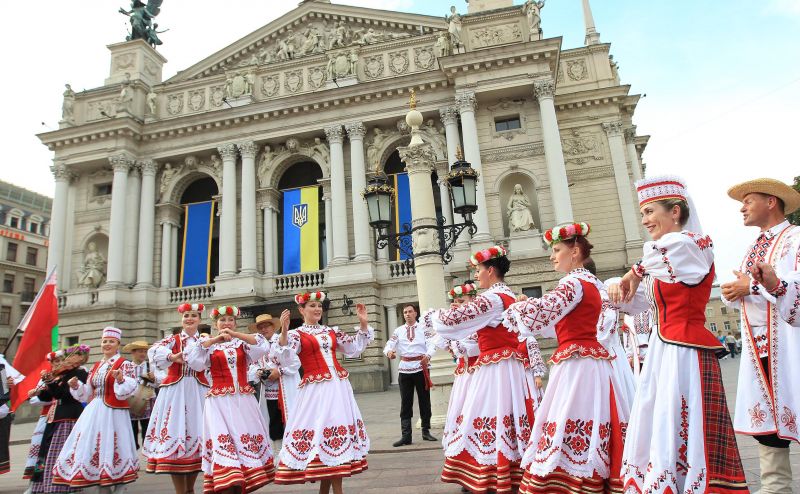 Во Львове также состоится парад вишиванок, а также музыкальный фестиваль и концерт. Подробнее о мероприятиях в разных городах Украины на День Независимости читайте в нашей афише.