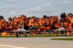 Пилотажная группа Thunderbirds ВВС США на фоне демонстрации пиротехники во время авиашоу в Су-Фолс в Южной Дакоте.