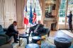 Президент Франции Эммануэль Макрон и премьер-министр Великобритании Борис Джонсон во время встречи в Елисейском дворце в Париже. 