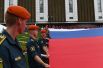 Участники флешмоба развернули государственный флаг Российской Федерации на площади Парка Победы на Поклонной горе в рамках празднования Дня государственного флага России.