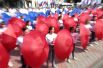 Участники мероприятий составили из зонтов российский триколор в рамках празднования Дня государственного флага Российской Федерации в центре Симферополя.