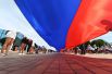 В Ростове-на-Дону на площади перед парком «Россия – моя история» развернули пятидесятиметровый триколор.