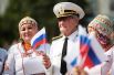 Участники мероприятий в рамках празднования Дня государственного флага Российской Федерации в центре Симферополя.