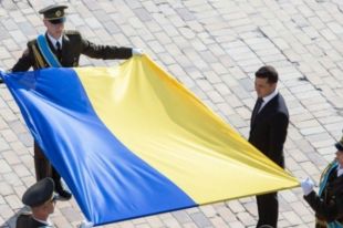 Зеленский принял участие в поднятии Государственного флага Украины в преддверии Дня Независимости 2019