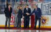Губернатор края Максим Решетников наблюдает на открытии турнира за рукопожатием легенд мирового хоккея - Игоря Ларионова и Александра Якушева.