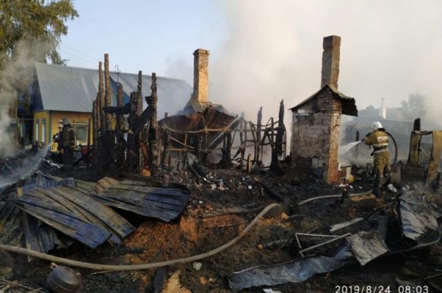 Сотрудникам пожарной службы удалось предотвратить распространение огня на жилой сектор от двух загоревшихся частных домов и надворных построек.