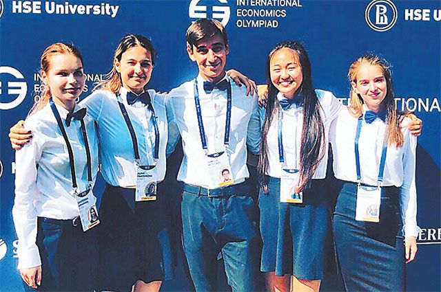 Команда школьников из России на олимпиаде по экономике. 