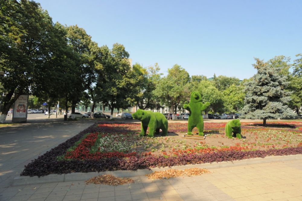 Ландшафтные скульптуры на площади Ленина в Майкопе
