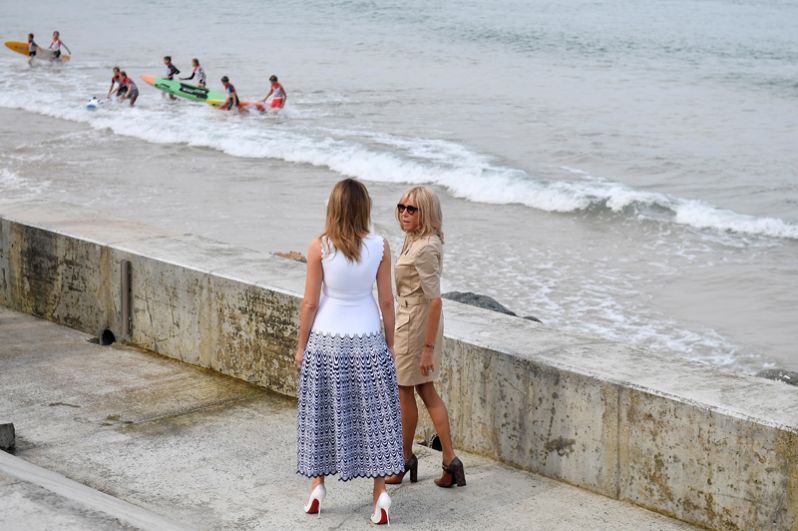 Бриджит Макрон и Мелания Трамп на пляже Кот-де-Баск.