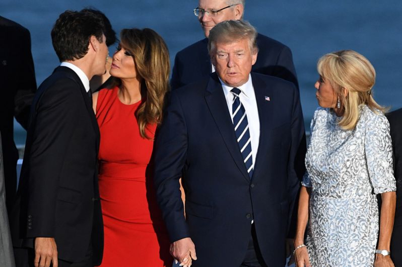 Джастин Трюдо и Мелания Трамп во время групповой фотосессии с приглашенными гостями саммита G7.
