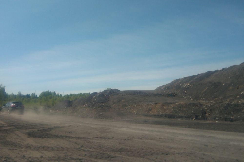 Угольные разрезы и отвалы породы по дороге в Апанас.