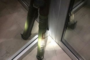 Во Львове возле отеля обнаружили заряженный гранатомет