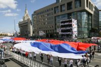 Самый большой флаг: флешмоб на проспекте Академика Сахарова попал в Книгу рекордов России.