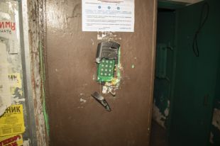 В Киеве устроили погром в подъезде из-за замечания о брошенном окурке