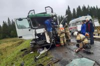 Водитель лесовоза не выдержал безопасную дистанцию и влетел в КамАЗ.