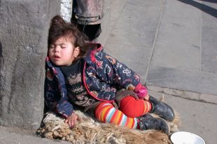 В Запорожье родители оставили детей бездомным на все время отдыха