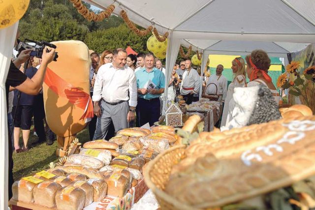В гостеприимном Калачеевском районе Виталий Шабалатов побывал на V областном фестивале «Хлеб – всему голова».