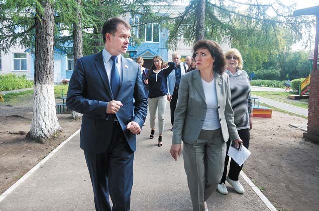 Дмитрий Малютин и Людмила Серикова инспектируют территорию детского сада «Парма».