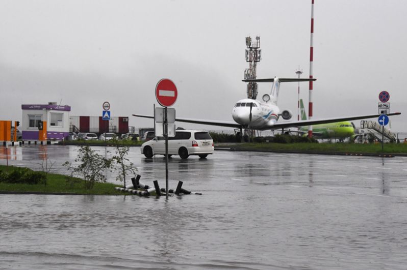 Аэропорт после ливневых дождей во Владивостоке.