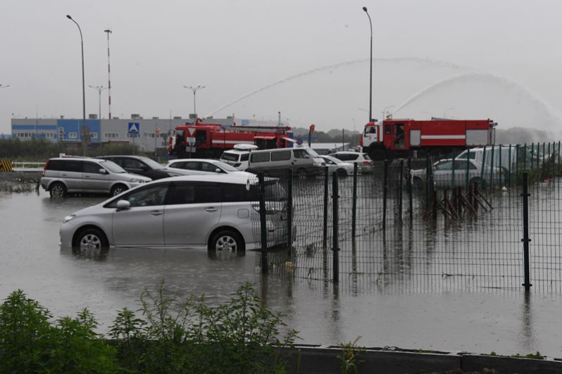 Откачка воды с парковки после ливневых дождей во Владивостоке.
