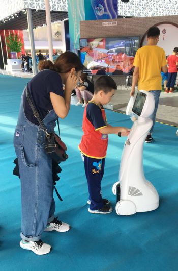 Для китайских малышей роботы - повседневная реальность