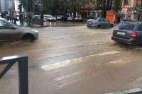 Автомобили не могут проехать по затопленным улицам. 