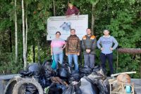 Каждые выходные Станислав с группой добровольцев вывозит сотни килограмм мусора из лесного массива вокруг города