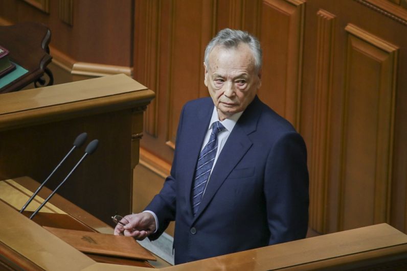 Затем, по регламенту, парламент должен принять присягу и первым для этого на трибуну поднимается самый возрастной депутат Украины - 79-летний Юлий Иоффе.